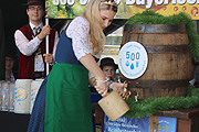 Mit einem Fassanstich und einem kräftigen "O'zapft is!" eröffnete die Bayerische Bierkönigin Sabine-Anna Ullrich zusammen mit Landwirtschaftsminister Helmut Brunner am 22.07.2016 das Festival "500 Jahre Bayerisches Reinheitsgebot" auf dem Odeonsplatz in München (©Foto: Martin Schmitz)